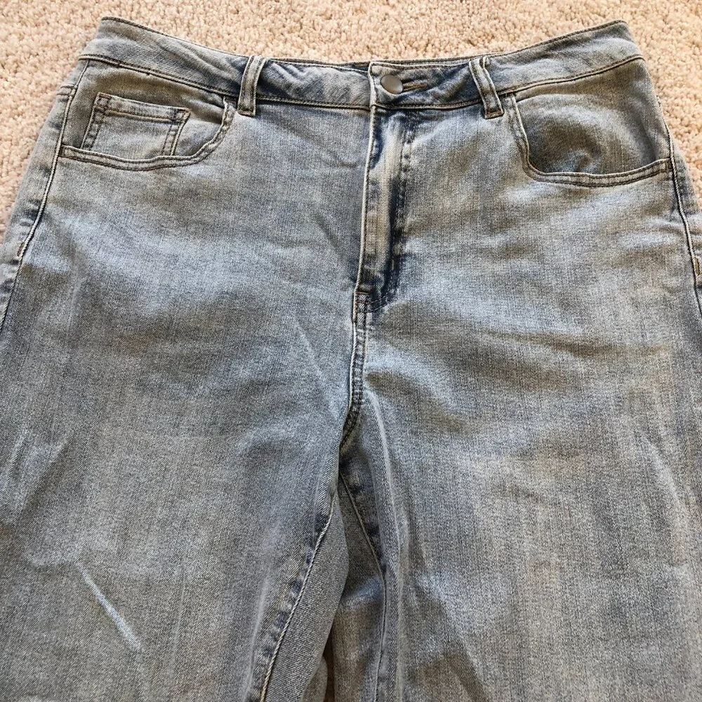 NWOT Versona Women's Flare Split Crop Ankle Light Wash Jeans - Picture 3 of 11